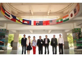 中国—东盟工商总会杨天华会长一行来访广西外国语学院